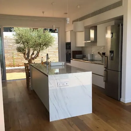Luxury Paradisos Дом отдыха Пафос